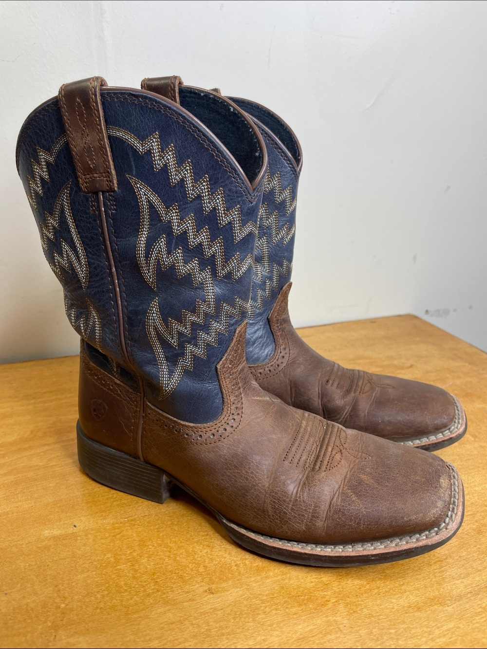 Ariat Brown Leather & Navy Embroidered Kids Western Boots. Size 3